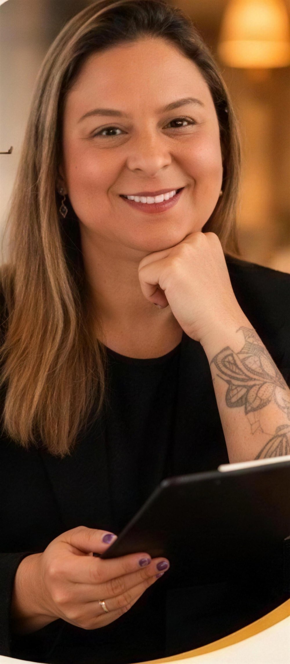 Daniela Guimarães com prancheta de avaliação